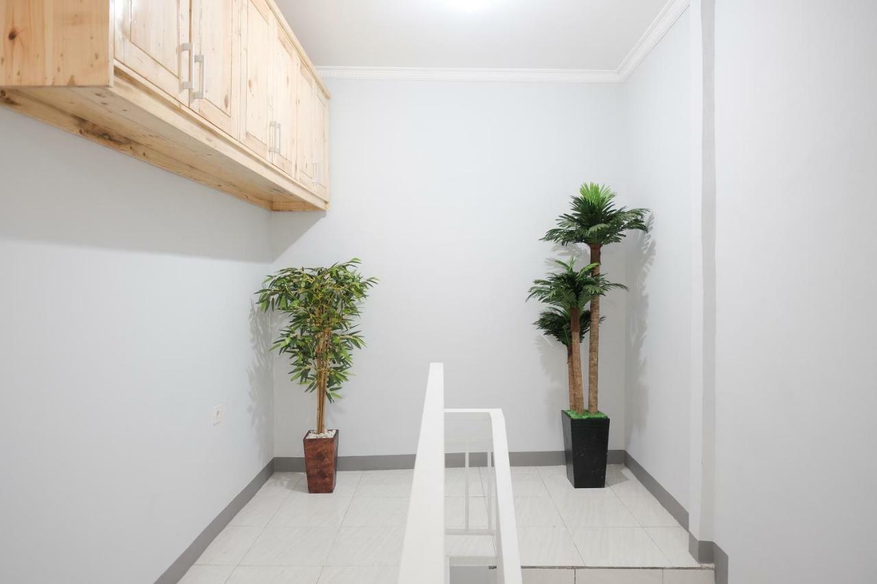 Reddoorz Syariah Near Siloam Hospital Kebon Jeruk Hotel Jakarta Exterior foto